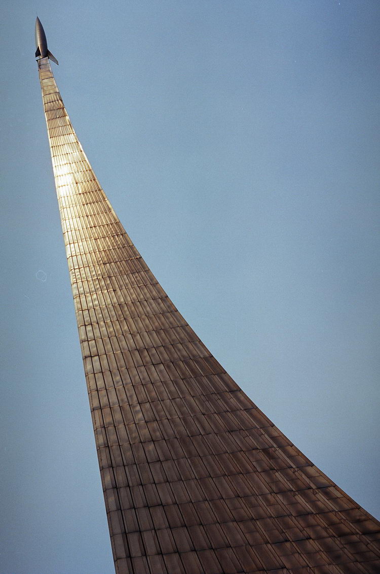 Фото памятника Покорителям Космоса